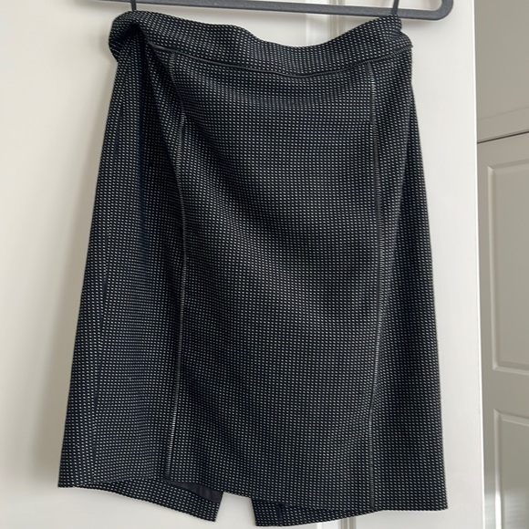 Karl Lagerfeld Dresses & Skirts - Karl Lagerfeld work skirt with zipper detail